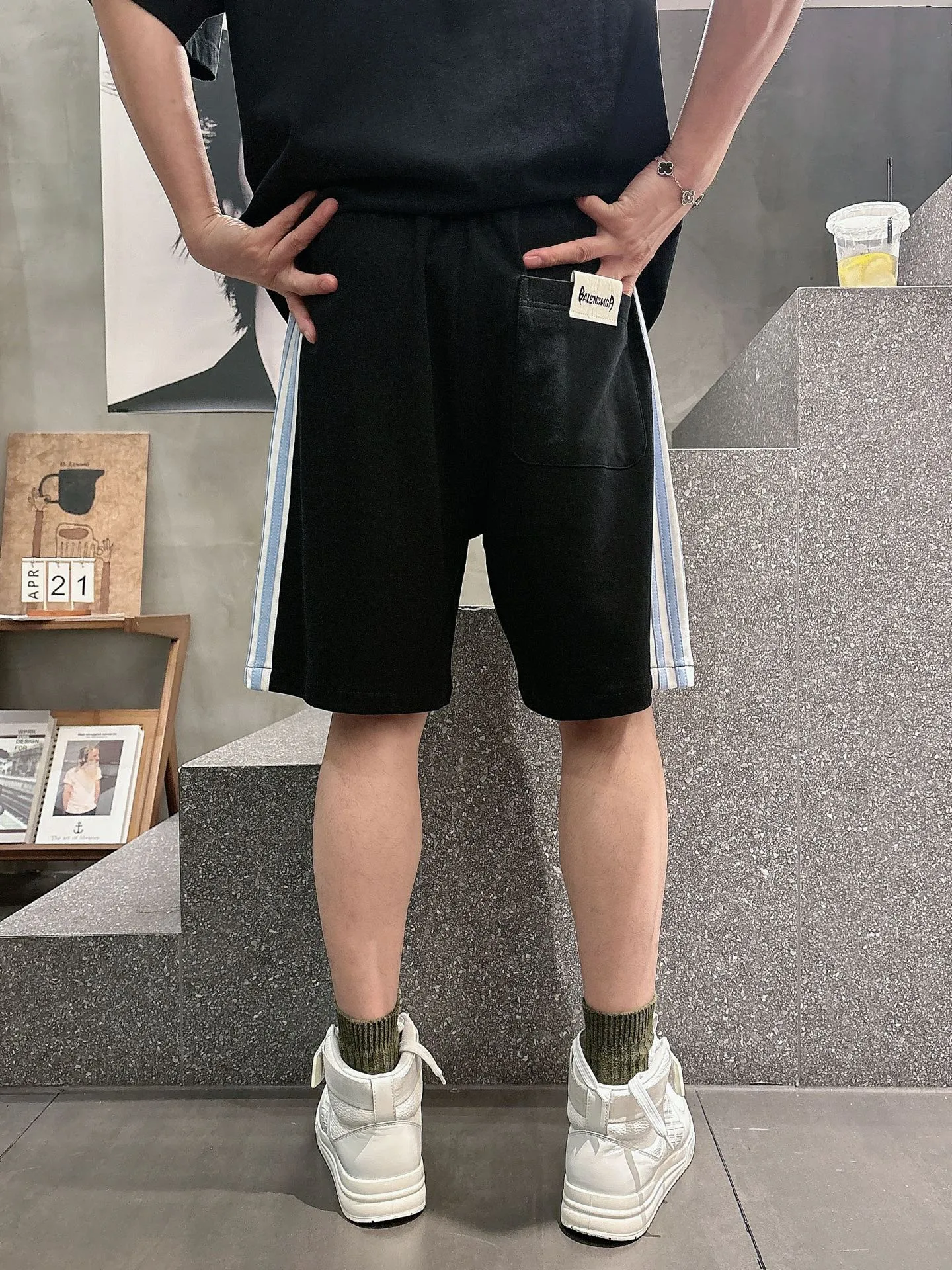Balenciaga's three-standard complete 2026 summer New Arrival men's casual shorts, advanced custom-made Breathable fabric, Breathable fabric, extremely stretchy and comfortable, impeccable details, top-grade accessories, original logo design concept, delicate and soft feel! The upper body fit is awesome! Size: M-XXXL Please state your height and weight when ordering